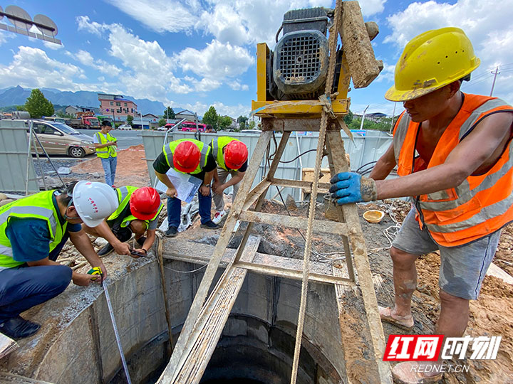 中国铁塔张家界分公司工作人员在核实已开挖铁塔桩基础深度情况.jpg