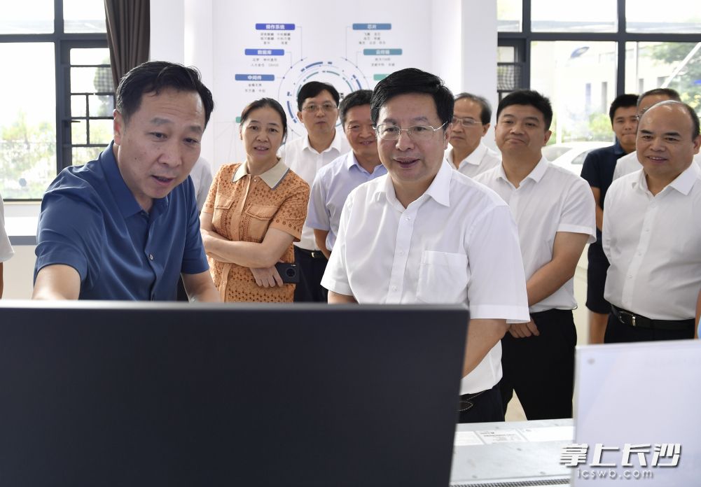 今天下午,省委常委、市委书记胡衡华到长沙高新区调研软件产业发展情况。长沙晚报全媒体记者 余劭劼 摄 今天下午,省委常委、市委书记胡衡华到长沙高新区调研软件产业发展情况。长沙晚报全媒体记者 余劭劼 摄