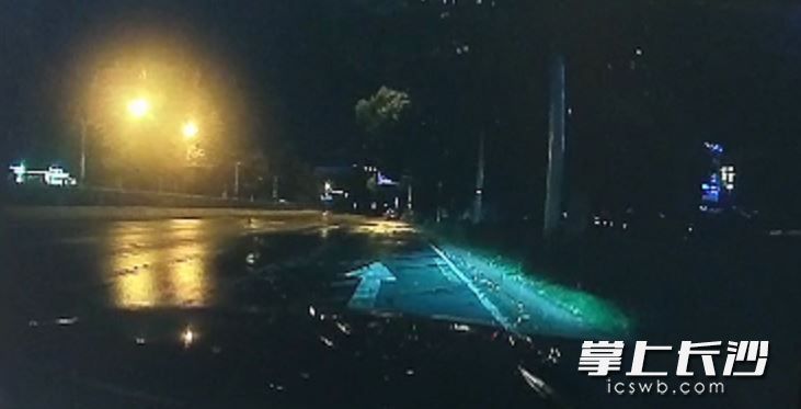 事故发生后，小车还在路边停留了20秒，但车主没有下车，最终离开了现场。