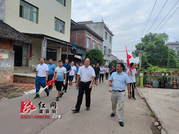 在白马渡镇南冲村学习参观该村在环境整治工作中的亮点、经验做法.gif