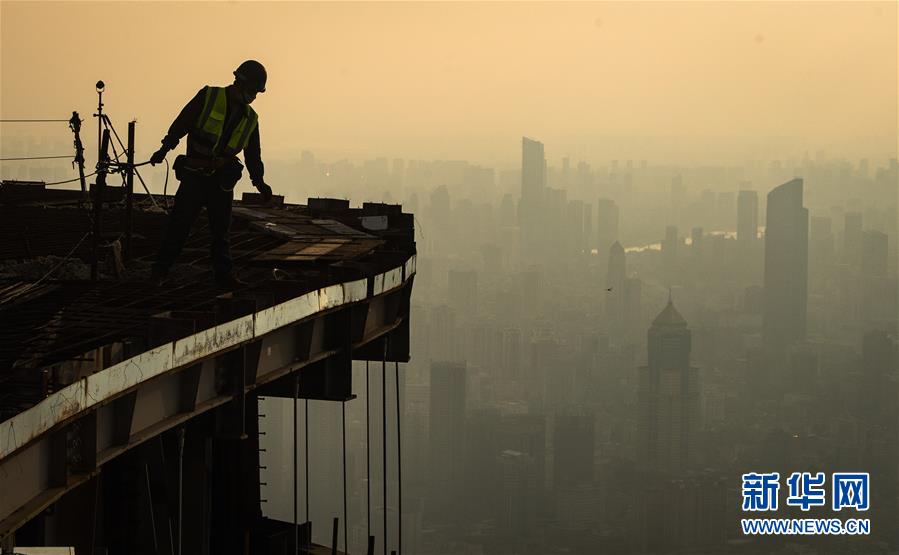 （图片故事·高温下的劳动者）（2）俯瞰长江的建设者