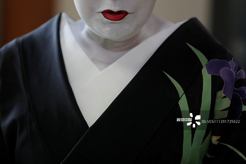 疫情下的日本艺伎 脸是这样涂白的
