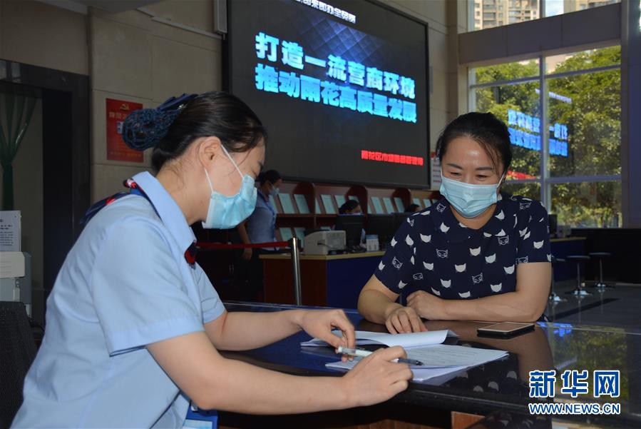 （优化营商环境，他们这样做·图文互动）（3）“进门递资料，出门当老板”——湖南“一件事一次办”改革见闻