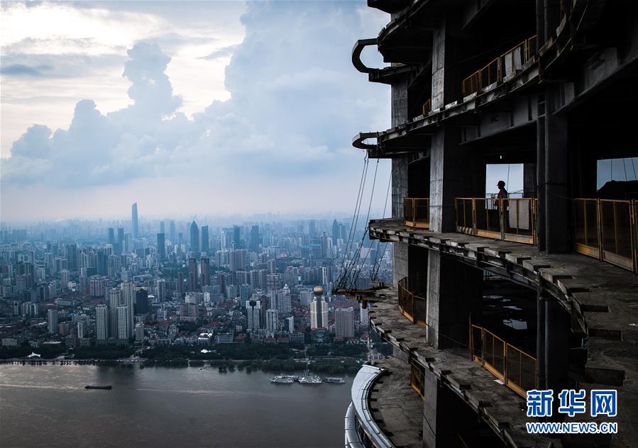 （图片故事·高温下的劳动者）（6）俯瞰长江的建设者