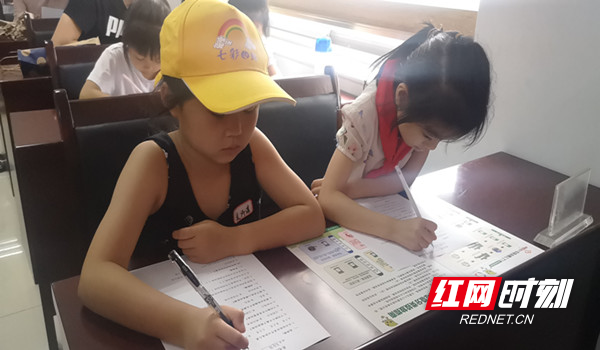 小朋友认真的听课做笔记.jpg