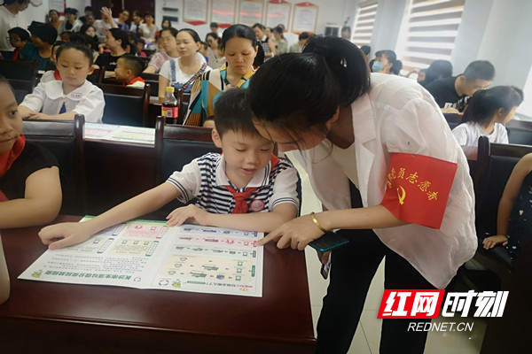 社区党员向小朋友讲解垃圾分类知识.jpg