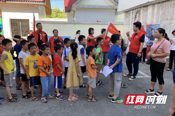 党员志愿者引导孩子们文明排队_副本.jpg