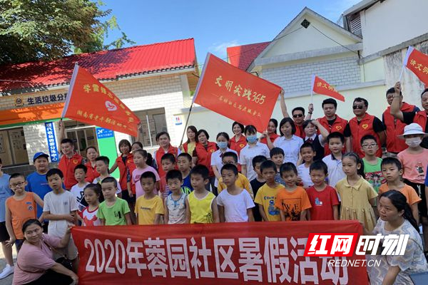 在生活垃圾分拣中心前合影留念_副本.jpg