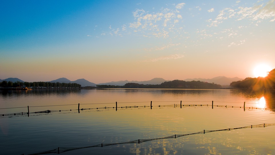 west-lake-sunset-3031255_960_720.jpg