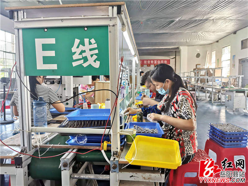 “扶贫车间”里村民正在生产线上工作.jpg