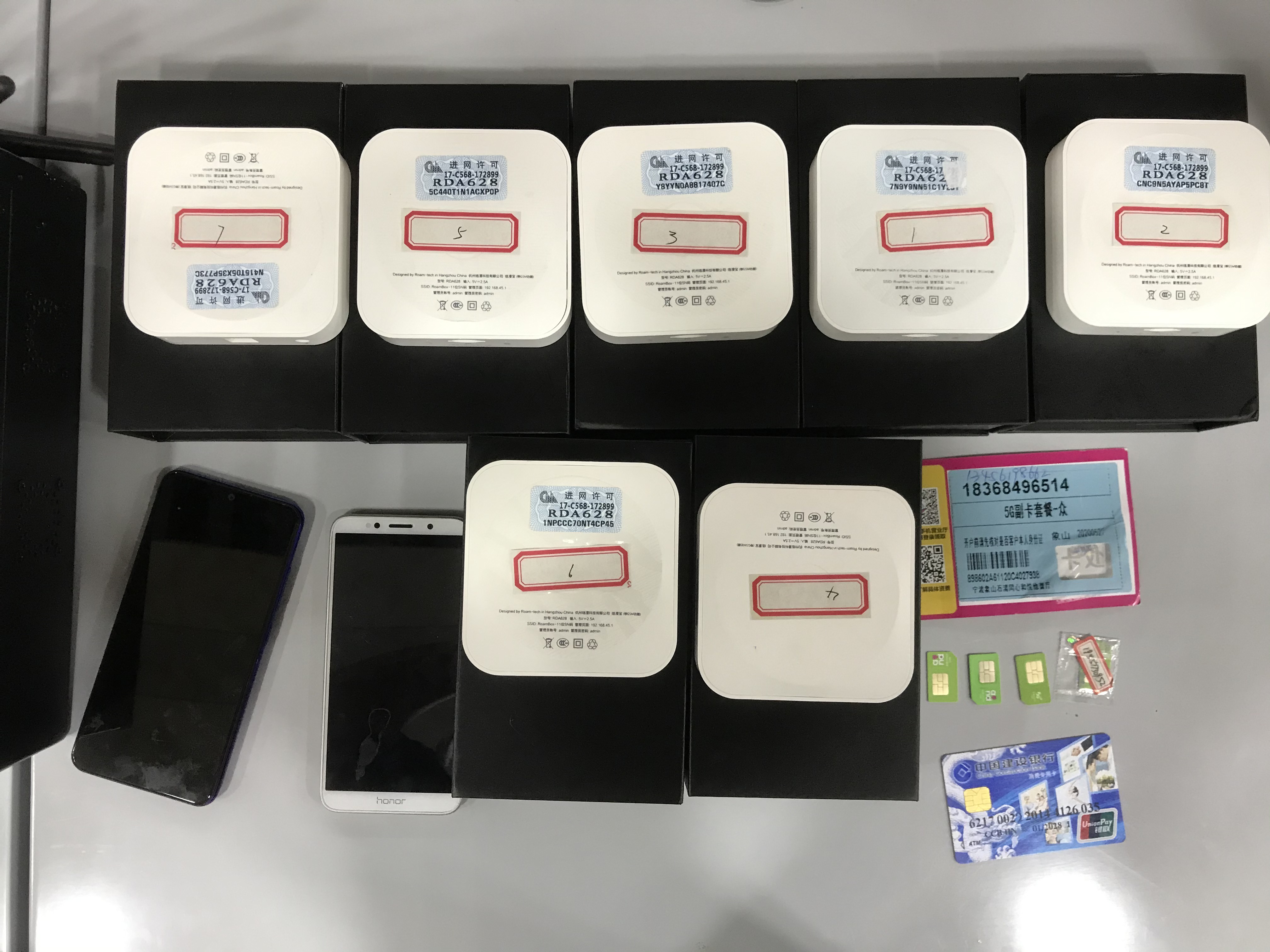 警方缴获的络漫宝及部分手机卡。 长沙晚报全媒体记者 聂映荣 警方缴获的络漫宝及部分手机卡。 长沙晚报全媒体记者 聂映荣