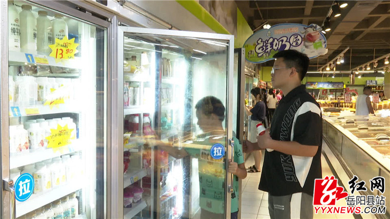 超市顾客选冷饮.jpg