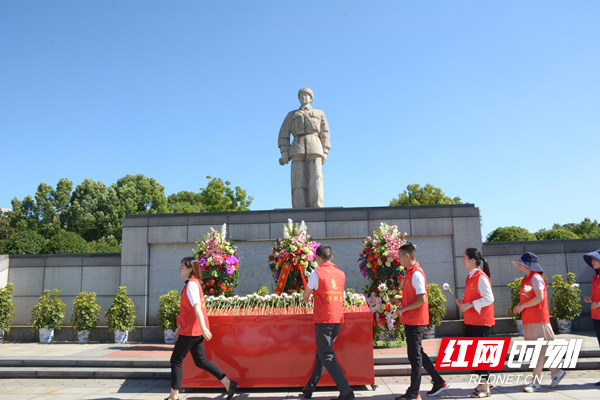 长沙市望城区年轻干部特训营向雷锋同志献花。图片来源：红网 黄藤 摄_副本.jpg