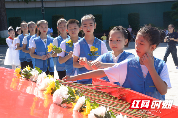 长沙市望城区艺术学校学生代表正在向雷锋同志献花。图片来源：红网 黄藤 摄_副本.jpg