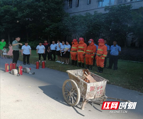 消防员现场演示灭火器的使用.jpg