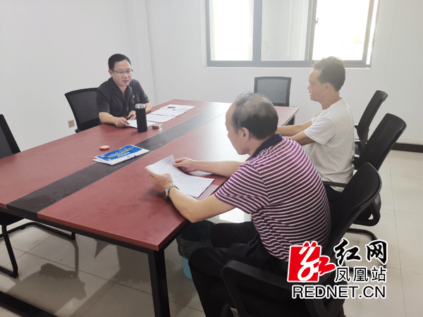 1、承办法官依法宣读拘留决定.jpg