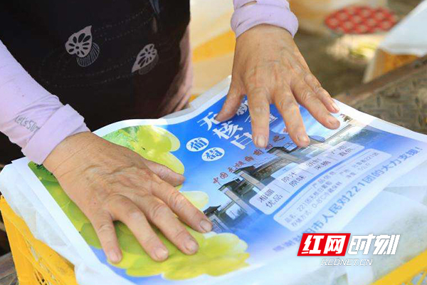 果农正在打包新摘葡萄。.jpg