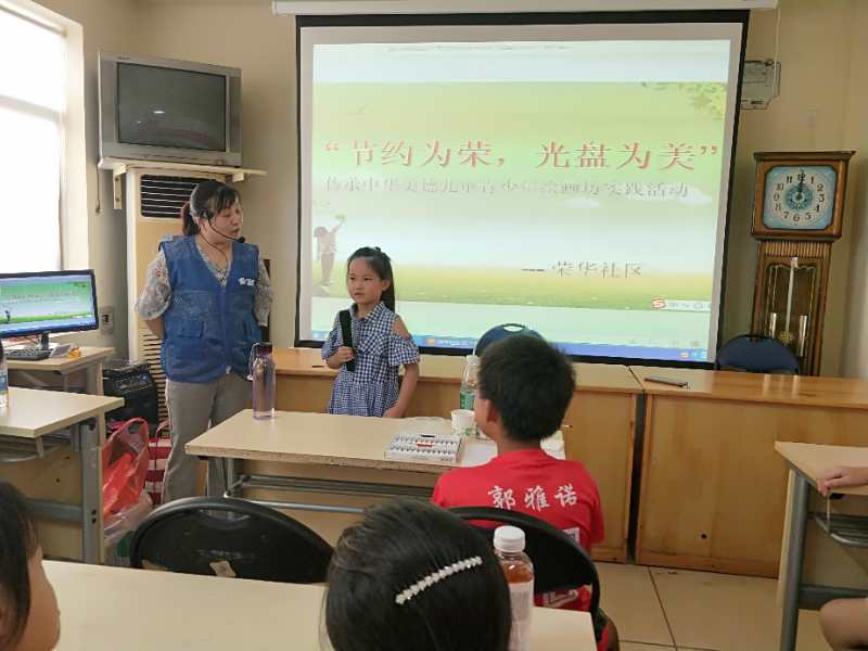 社工进行讲解.jpg