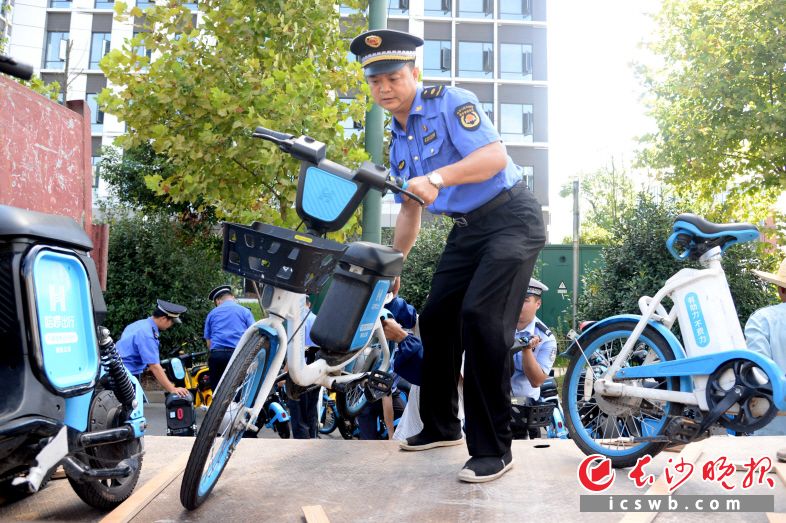 　　8月13日上午，长沙高新区开展共享单车占道违停集中整治联合行动。吴梦珊 摄