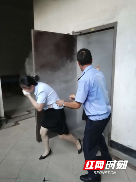 物业和群众参与消防演练.jpg