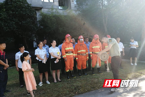 消防员现场讲解消防水管的使用.jpg