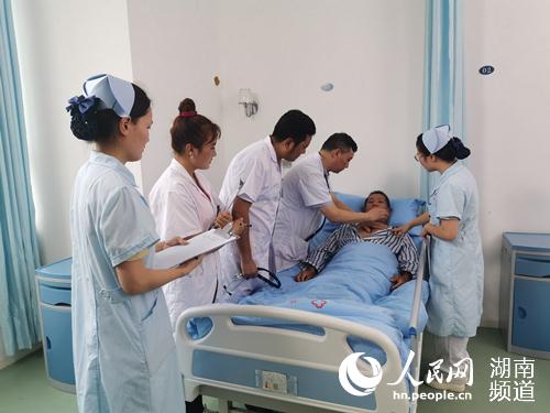 朱泽亮医师在查看病人情况。受访者供图