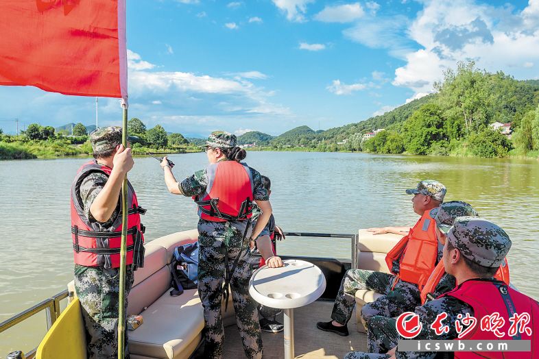 　　浏阳市紧急救援协会特勤中队的志愿者们在浏阳河里巡护。长沙晚报全媒体记者 陈飞 摄