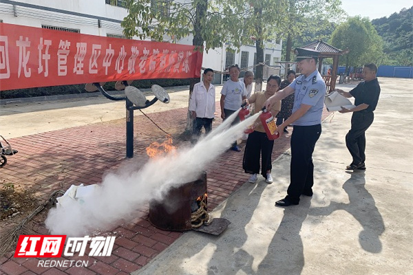 防范于未“燃” 回龙圩管理区开展消防应急救援演练活动