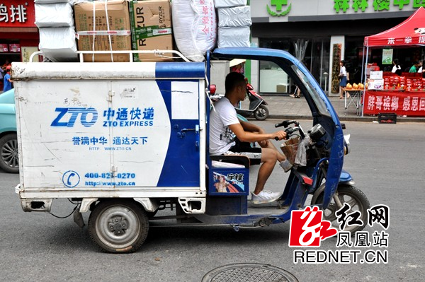 疾驰运送货物的快递员。.jpg