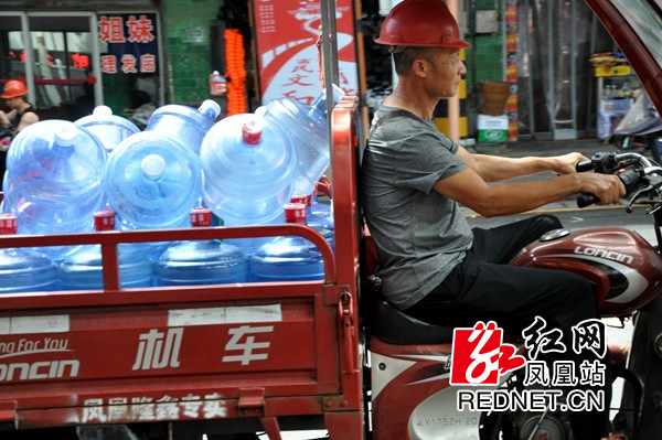 顶烈日、冒酷暑的送水工人。.jpg