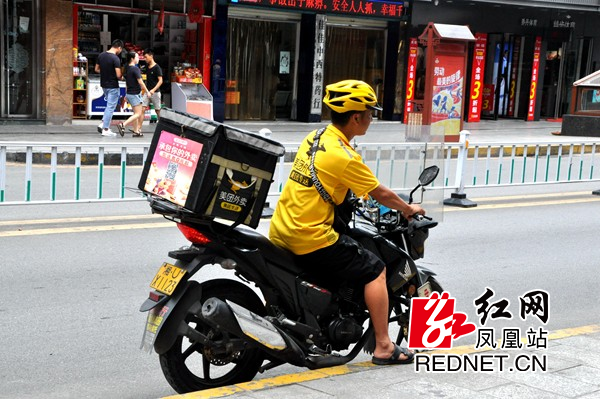 风驰电掣的外卖小哥。.jpg