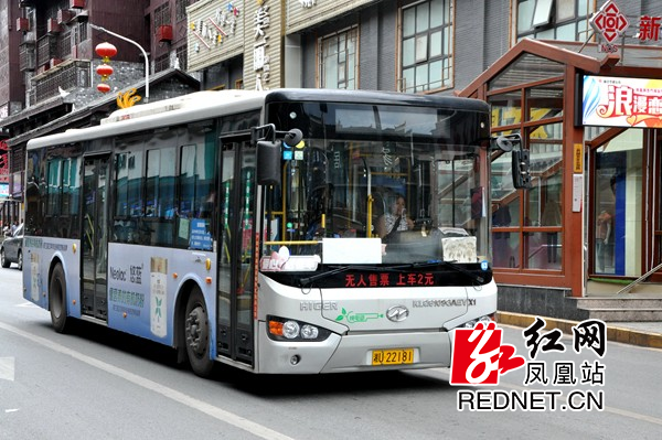 保障市民安全出行的公交司机。.jpg