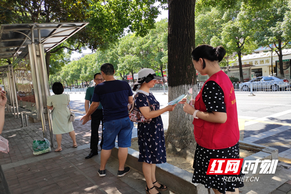 志愿者为居民发放《文明交通》倡议书.png