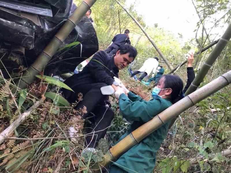 13. 在崇山密林里，在荆棘丛生中，一个电话，你们飞奔而至.jpg