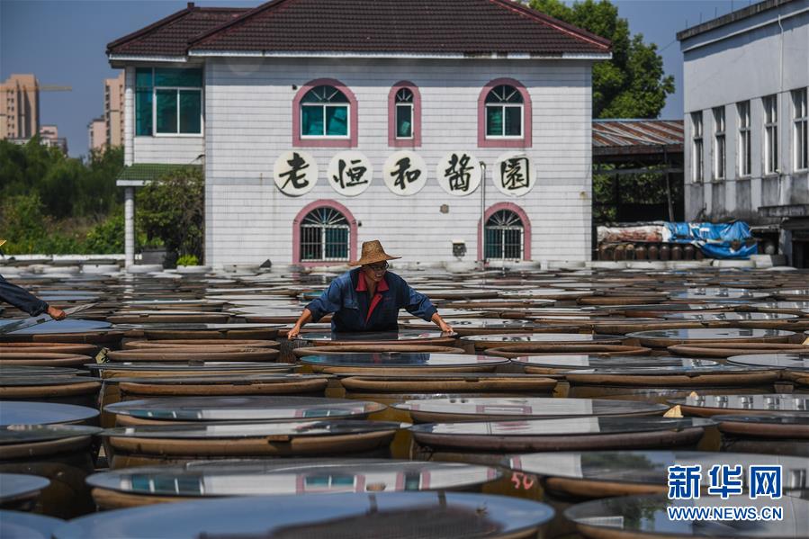 (社会)(6)百年酱园“三伏”晒酱 传统酱品香飘满园
