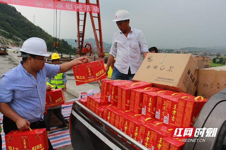 领取丰厚的慰问品.JPG