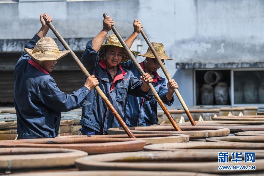 (社会)(4)百年酱园“三伏”晒酱 传统酱品香飘满园