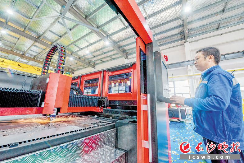 　　湖南大族智能装备制造基地的生产车间内，产业工人加紧对激光加工设备进行组装和调试。