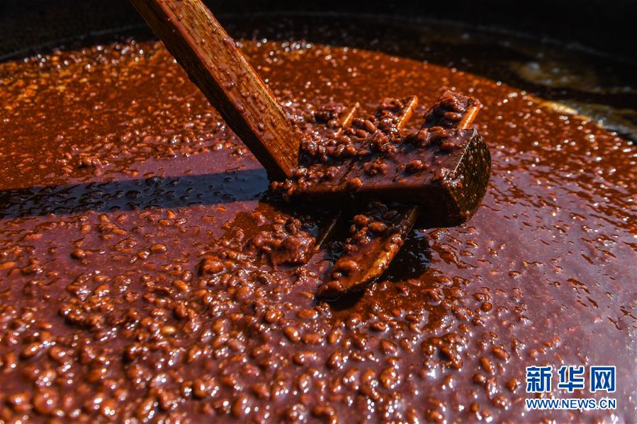 (社会)(3)百年酱园“三伏”晒酱 传统酱品香飘满园