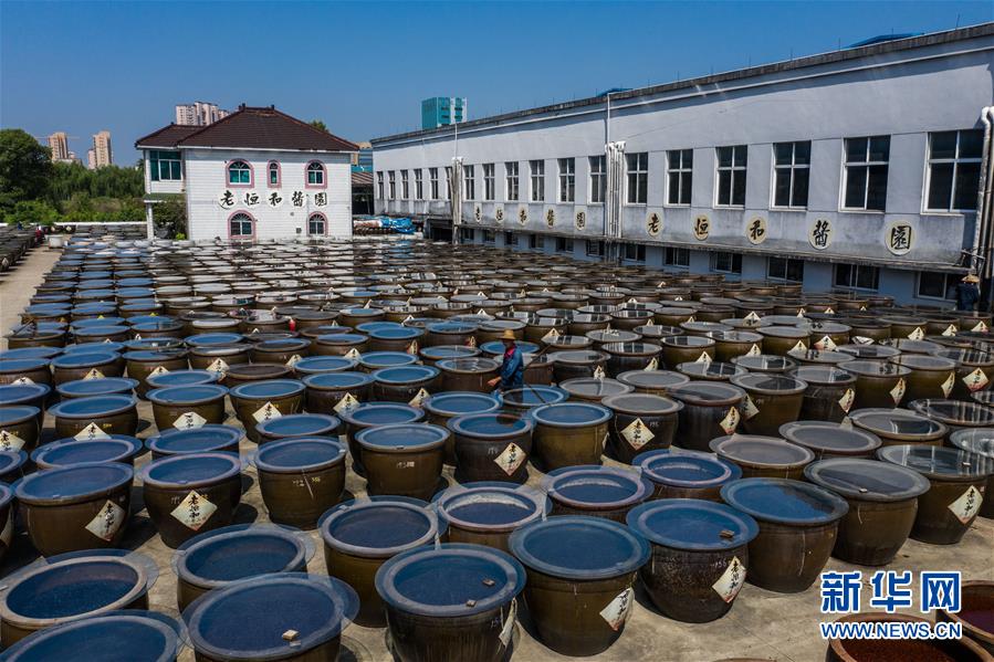 (社会)(5)百年酱园“三伏”晒酱 传统酱品香飘满园