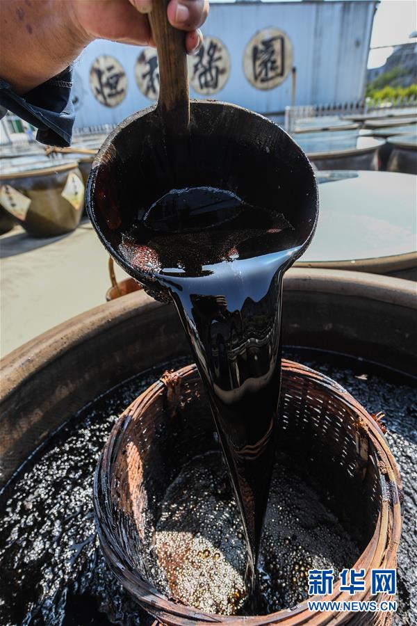 (社会)(8)百年酱园“三伏”晒酱 传统酱品香飘满园