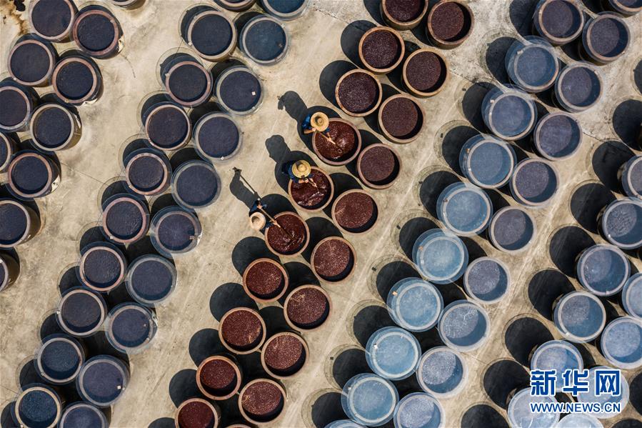 (社会)(2)百年酱园“三伏”晒酱 传统酱品香飘满园