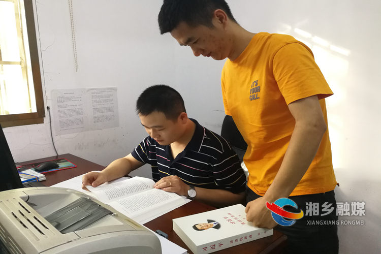干部学习《习近平谈治国理政》第三卷.jpg