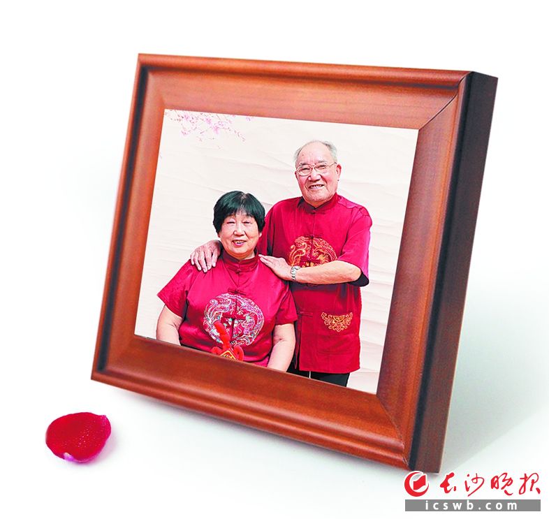 黄楚喜、王雪梅老人，结婚50余年，今年刚好“金婚”。均为受访者供图
