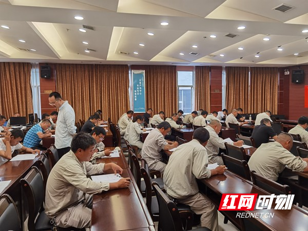 考场内考生正在认真答题.jpg 考场内考生正在认真答题.jpg