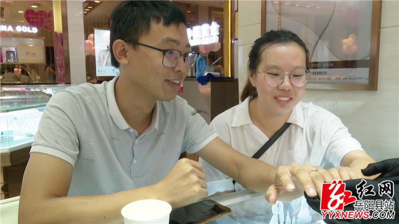 购买首饰的夫妻.jpg