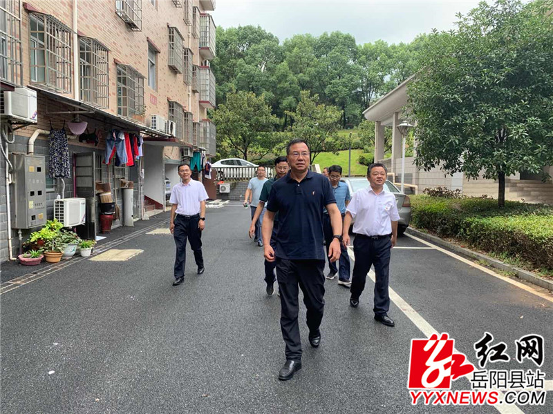 李华参观母校.jpg