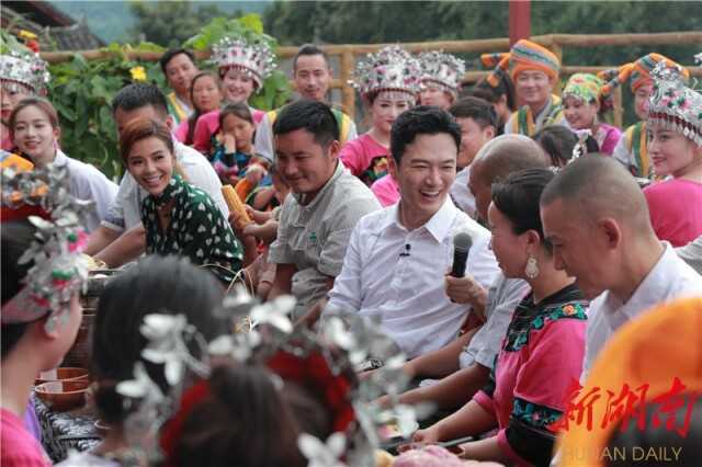 央视著名主持人与湘西十八洞村村民亲密接触