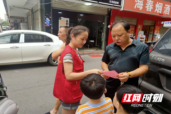 志愿者给居民群众发放“倡议书”并讲解相关知识.jpg