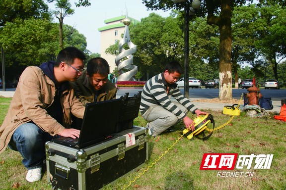 湖南农业大学技术人员利用专业设备进行水管查漏。.marked.jpg